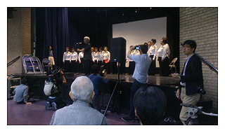 核兵器廃絶,地球市民集会ナガサキ2015,心に残ったいくつかのこと,
ステージ前に立って撮影中のアリさん1,
